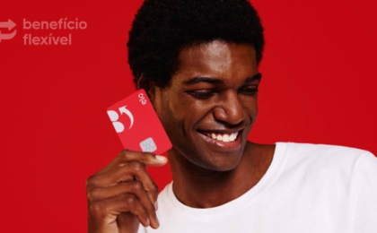 jovem segurando o cartão ifood benefícios